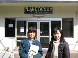 川崎青少年科学館の亀岡千佳子さんと土井里美
