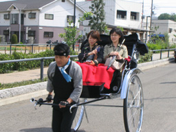 人力車に乗る土井里美